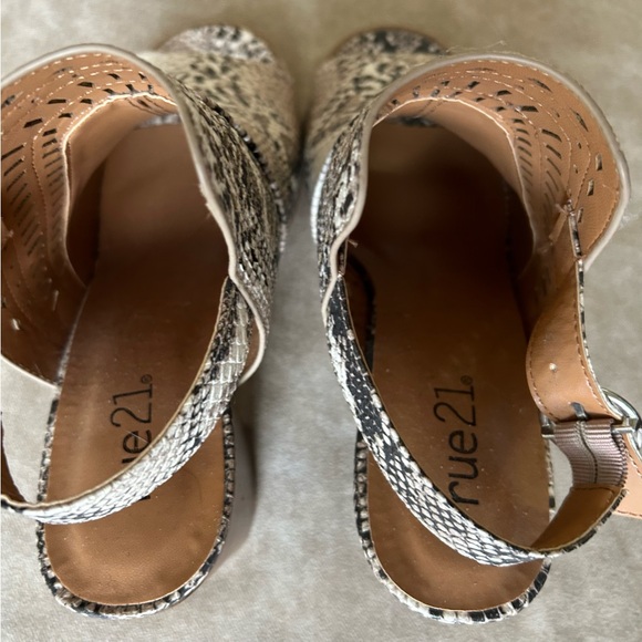 Faux snake skin size 9 (us) peep toe sling back booties - Picture 2 of 5